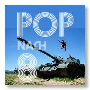 Mann springt über Panzer