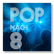Bühne und Lichter und Menschen neben dem Pop-nach-8-Logo